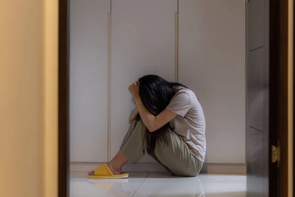 Hoffnungslose Frau Sitzt Auf Dem Boden Und Ist Traurig — Stockfoto
