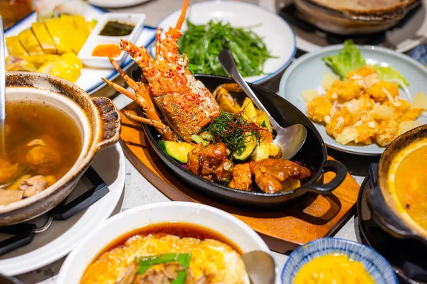 餐馆里的台湾菜和龙虾菜 — 图库照片