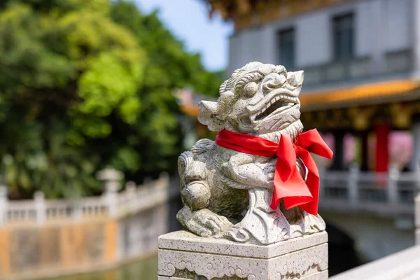 中国庙宇里有涟漪的石狮 — 图库照片