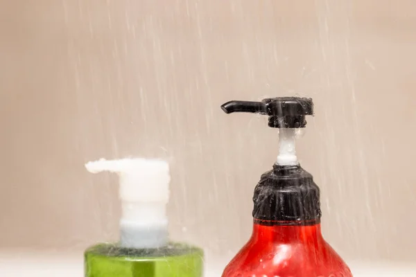 Dusche Über Der Flasche Shampoo Und Körperwäsche — Stockfoto