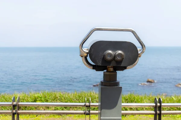 青い海の上の観光双眼鏡 — ストック写真