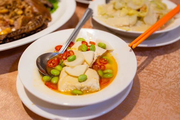 Čínský Styl Smradlavé Tofu Spoustou Dalších Jídel Restauraci — Stock fotografie