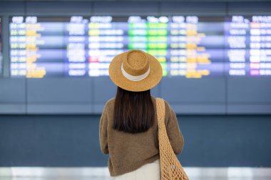 Havaalanında seyahat eden bir kadın.