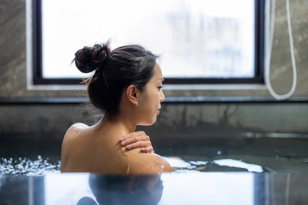 Woman Enjoy Onsen Bathtub — Stock Photo, Image
