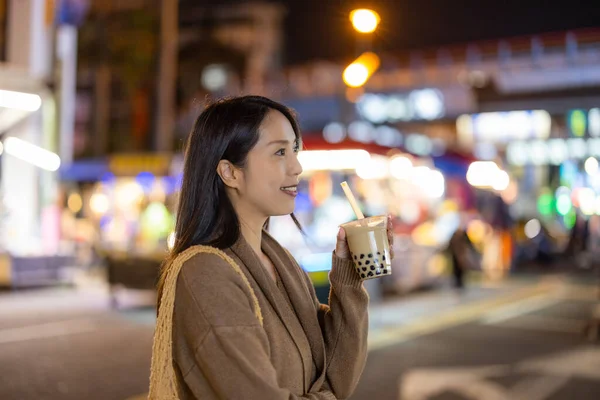 Женщине Нравится Чай Пузырьковым Молоком Уличном Рынке Тайваня — стоковое фото
