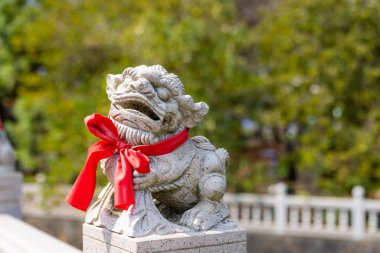 Çin tapınağında dalgalı taş aslan