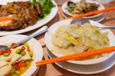 Çin usulü kokuşmuş tofu ve restoranda bir sürü yemek.