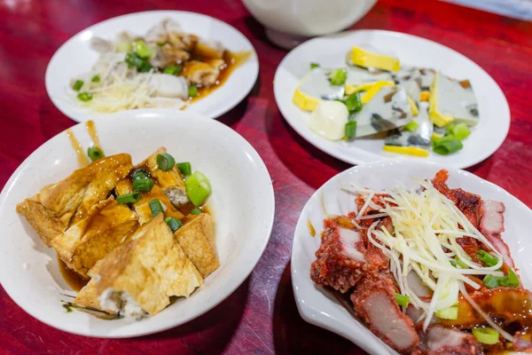 台湾料理の郷土料理店には豆腐や肉豚などがある — ストック写真