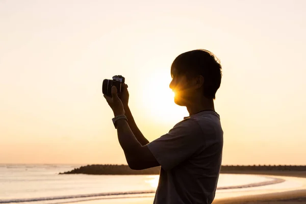 Silhueta Homem Usar Câmera Para Tirar Foto Pôr Sol Praia — Fotografia de Stock