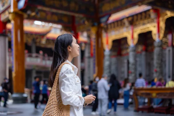 Τουριστική Γυναίκα Κατέχουν Ψηφιακή Φωτογραφική Μηχανή Στην Κινεζική Ναό — Φωτογραφία Αρχείου