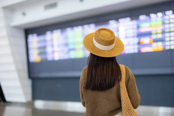 空港の旅行女性 — ストック写真