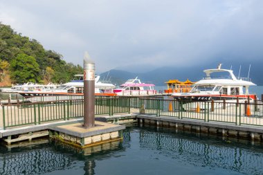 Nantou, Tayvan - 17 Ekim 2022: Tayvan 'daki Güneş Ay Gölü rıhtımı