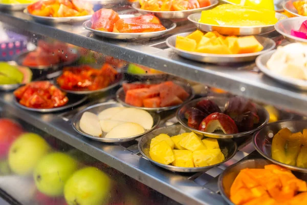 Varietà Fetta Frutta Nel Negozio Alimentare Locale Nel Mercato Strada — Foto Stock