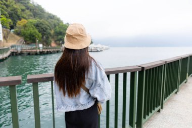 Tayvan Nantou 'daki Güneş Ay Gölü' nü ziyaret eden kadın.