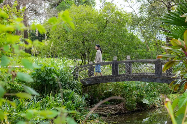 Donna Piedi Nel Giardino Verde Giapponese — Foto Stock