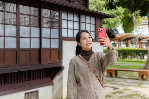 Kvinna Användning Mobiltelefon För Att Foto Japanska Trähus — Stockfoto
