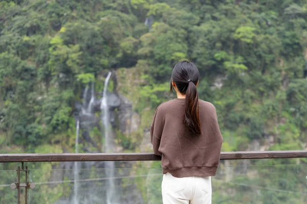Επίσκεψη Γυναίκας Στο Wulai Waterfalll Στο Taiwan — Φωτογραφία Αρχείου