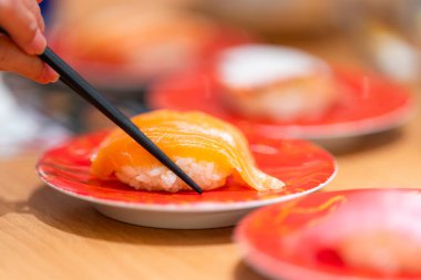 Japon restoranında somon balığı yemeği.