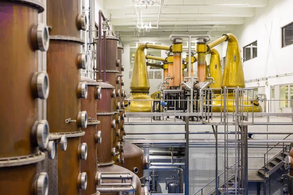 蒸溜所内で異なる種類のウイスキーを製造する発酵タンク — ストック写真