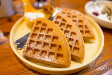 Kahve dükkanında akçaağaç şurubuyla pişirilmiş kahvaltı waffle 'ları.