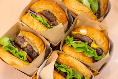 Hamburgerin üst görüntüsü.