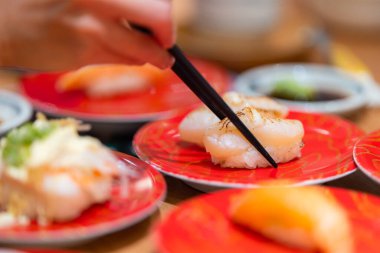 Japon restoranında deniz tarağı suşi tabağı.