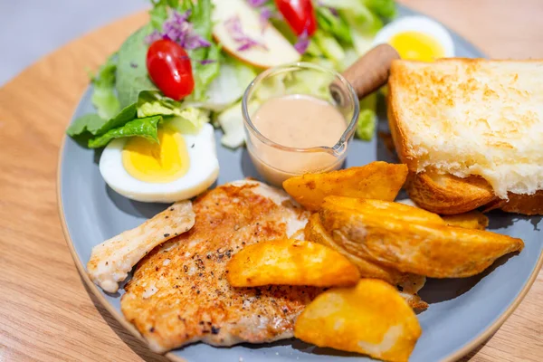 Petit Déjeuner Toute Journée Avec Filet Poulet Grillé Salade — Photo