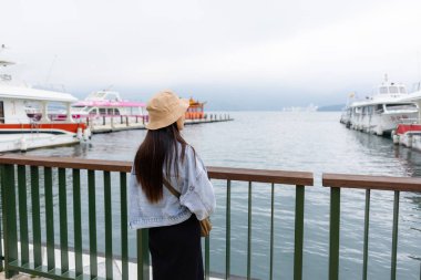 Tayvan Nantou 'daki Güneş Ay Gölü' nü ziyaret eden kadın.