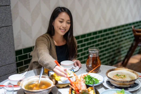 Vrouw Genieten Van Het Diner Chinees Restaurant — Stockfoto