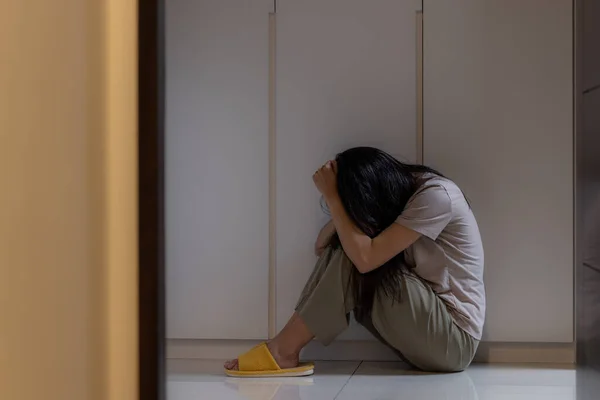 Mujer Sin Esperanza Sentarse Suelo Sentirse Tan Triste — Foto de Stock