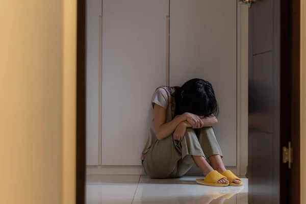 Mujer Sin Esperanza Sentarse Suelo Sentirse Tan Triste —  Fotos de Stock