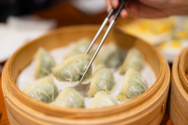 중국식으로 만두를 식당에서 먹는다 — 스톡 사진