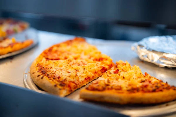Pizza Med Ost Och Pepperoni Med Peppar — Stockfoto