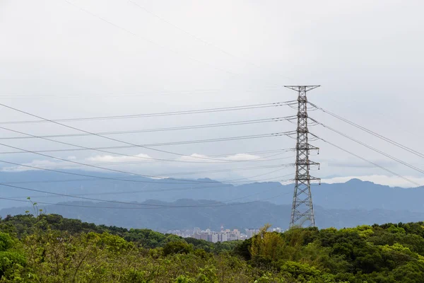 Powerline Πάνω Από Βουνό Στην Πόλη — Φωτογραφία Αρχείου
