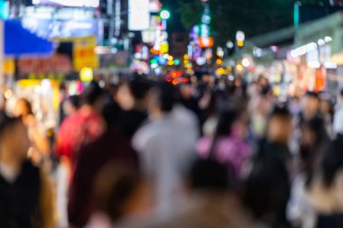 Gece pazarındaki şehir caddesinin bulanık görüntüsü