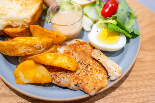 Ganztägiges Frühstück Mit Hühnerfilet Vom Grill Und Salat — Stockfoto