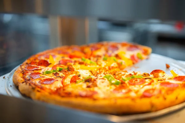 Pizza Med Ost Och Pepperoni Med Peppar — Stockfoto