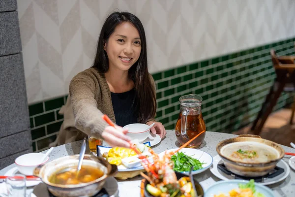 Žena Vychutnat Večeři Čínské Restauraci — Stock fotografie