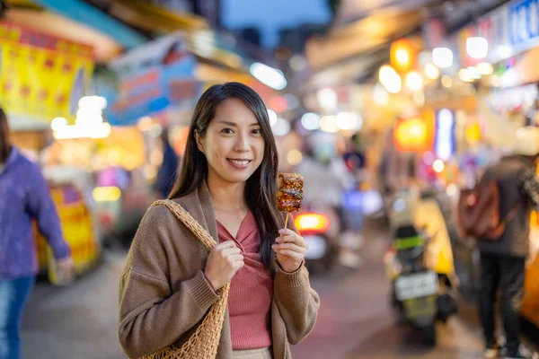 Жінка Йде Вуличний Ринок Місцевою Їжею Тайвані — стокове фото