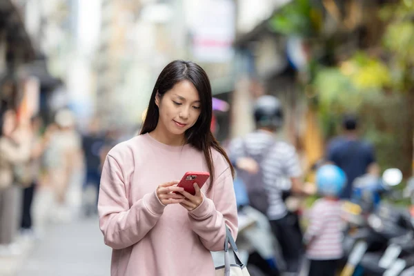 Женщина Пользуется Мобильным Телефоном Улице — стоковое фото