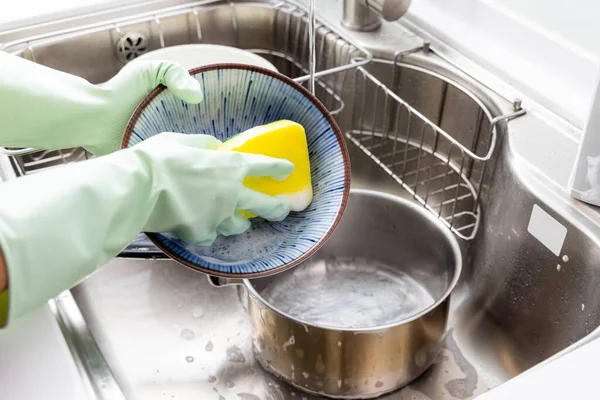 Vrouw Wassen Schotel Keuken — Stockfoto