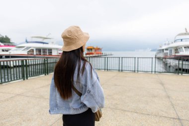 Tayvan Nantou 'daki Güneş Ay Gölü' nü ziyaret eden kadın.