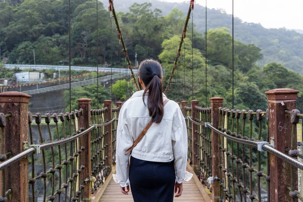 Γυναίκα Περπατώντας Κατά Μήκος Της Κρεμαστής Γέφυρας Στο Wulai Της — Φωτογραφία Αρχείου
