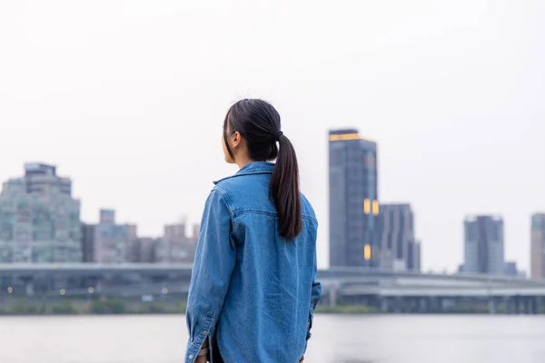 女人看台北市河边的风景 — 图库照片