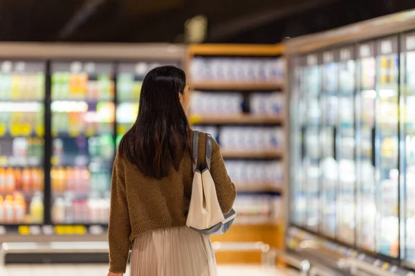 Femme Aller Supermarché Pour Acheter Quelque Chose — Photo