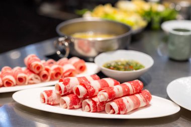 Güveç lokantasında taze çiğ et dilimi.