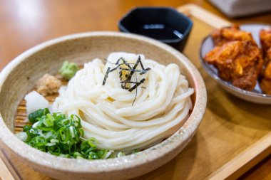 Çıtır tavuk butlu soğuk Udon.