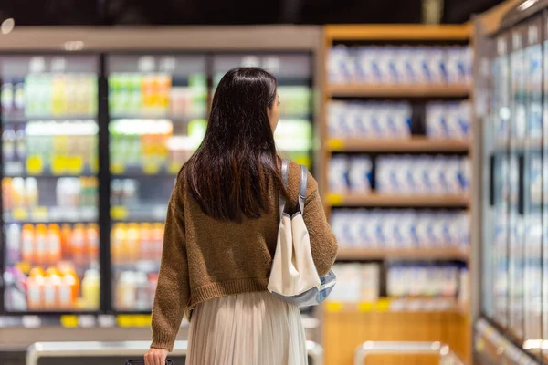 Femme Aller Supermarché Pour Acheter Quelque Chose — Photo