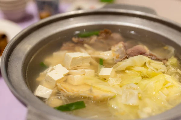 台湾菜碗里的豆腐汤和鸭肉 — 图库照片