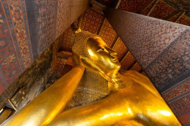 Wat Pho Budist tapınağında uzanan Buda figürü 